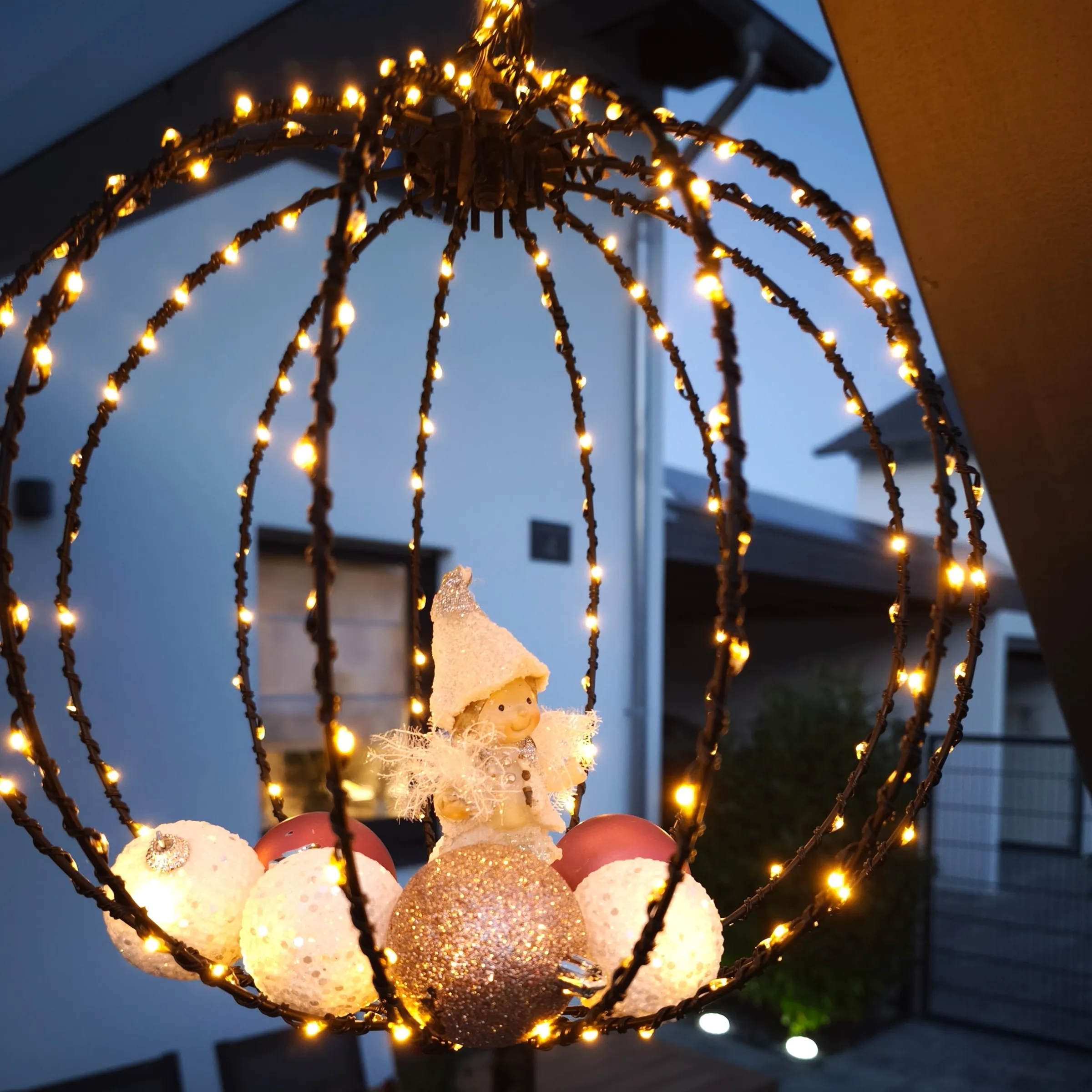 Hängende Solar-Dekokugel Ø 30 cm mit 210 bernsteinfarbenen LEDs