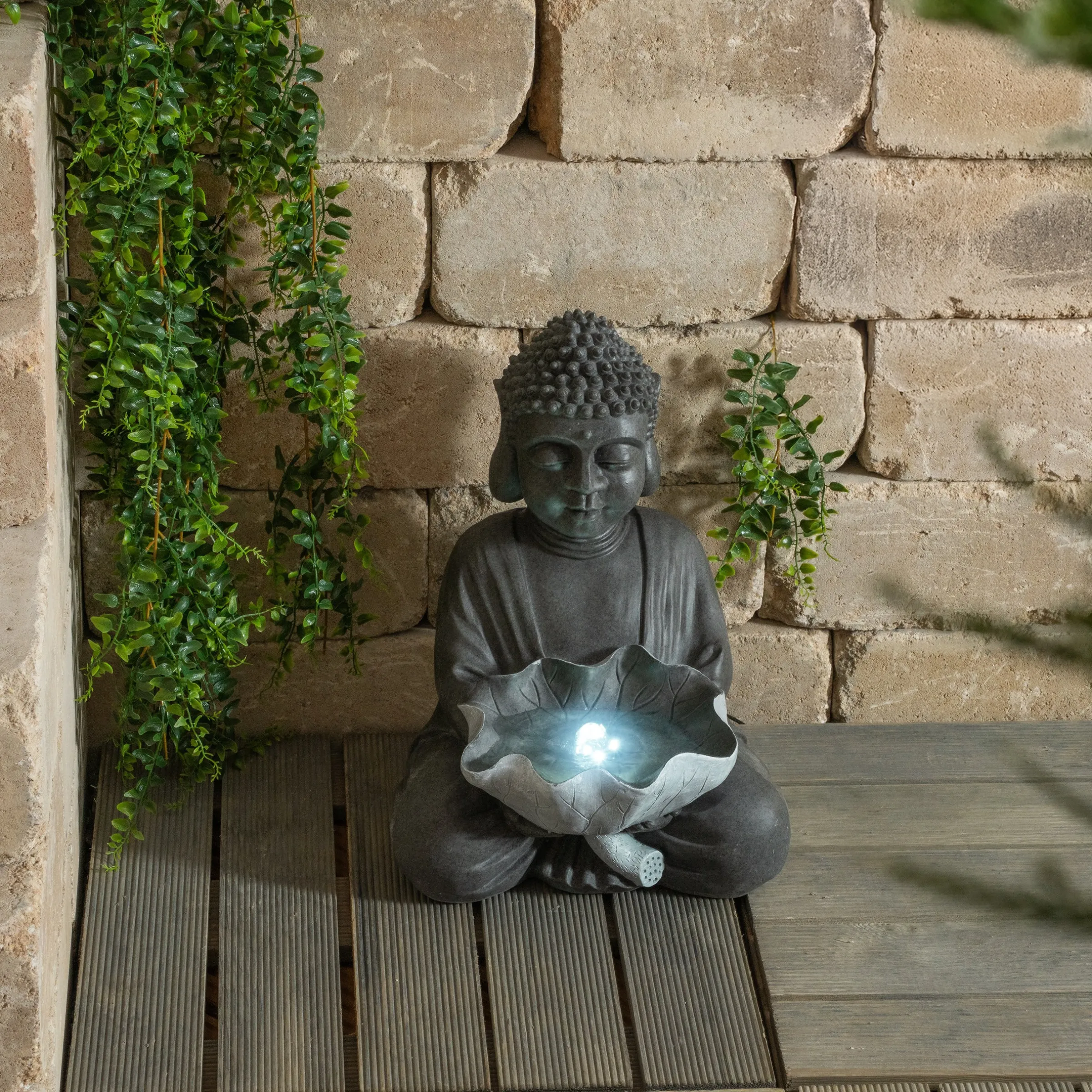 Solarbrunnen Buddha mit Lotusblatt und LED Licht