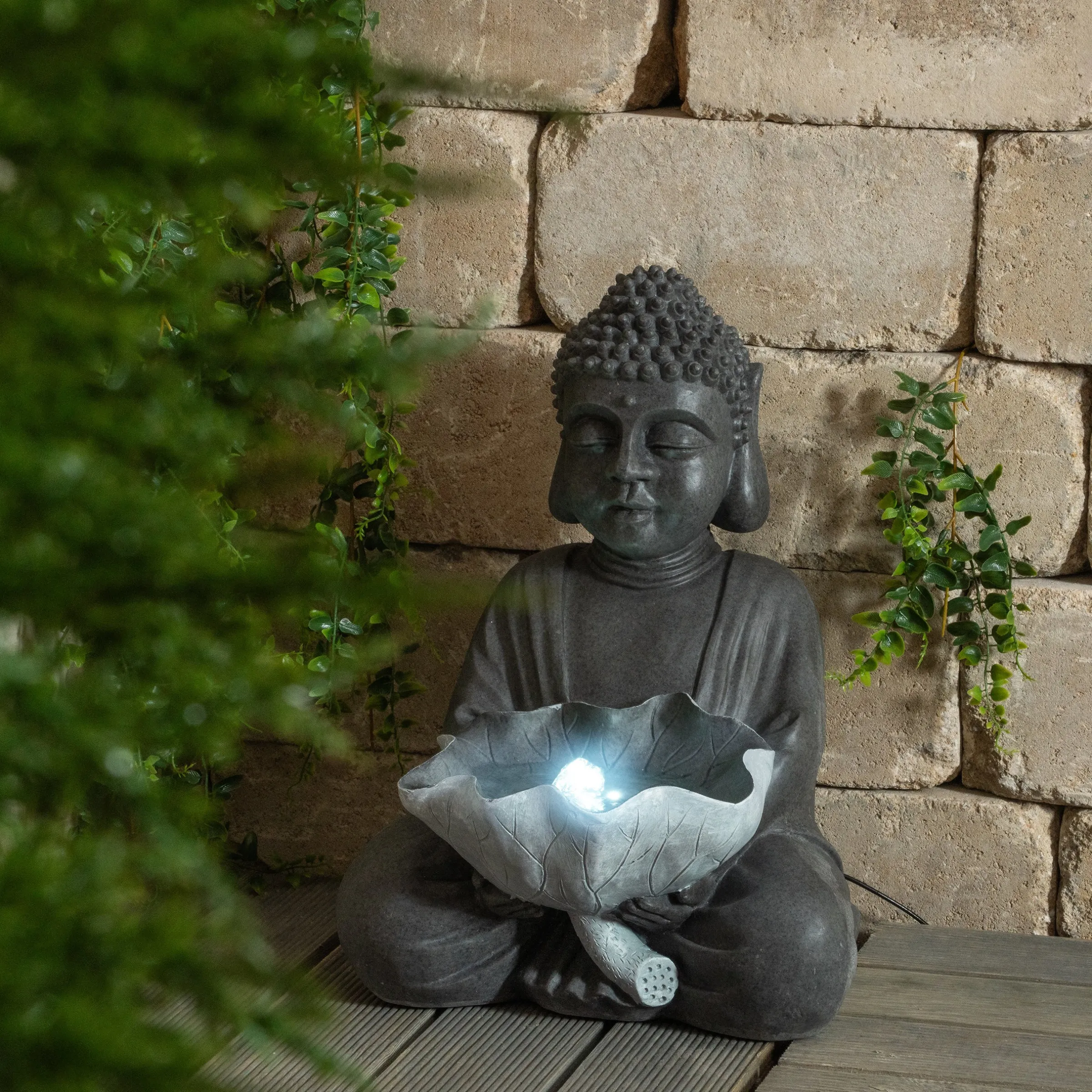 Solarbrunnen Buddha mit Lotusblatt und LED Licht