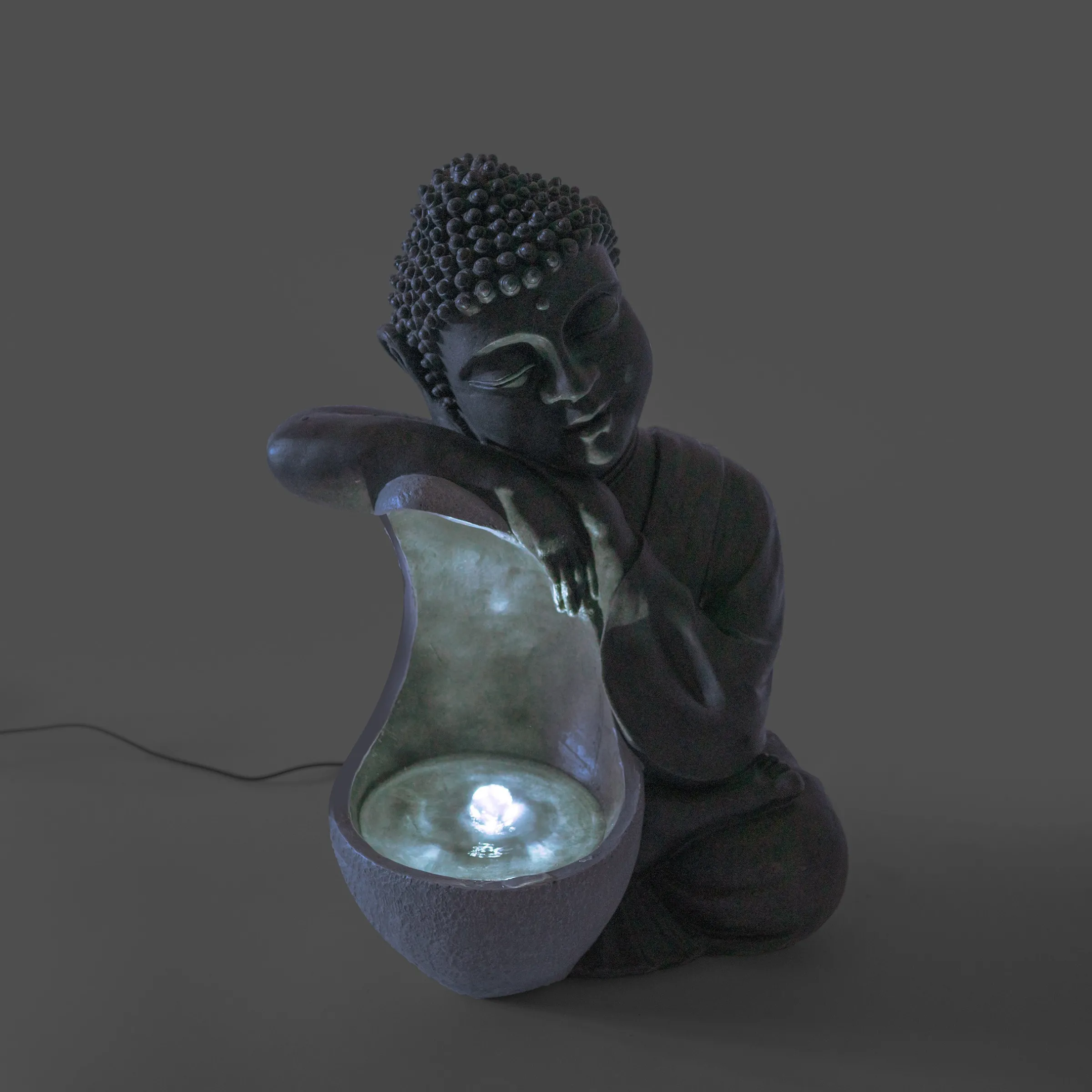 Solarbrunnen Buddha ruhend mit beleuchteter Wasserquelle