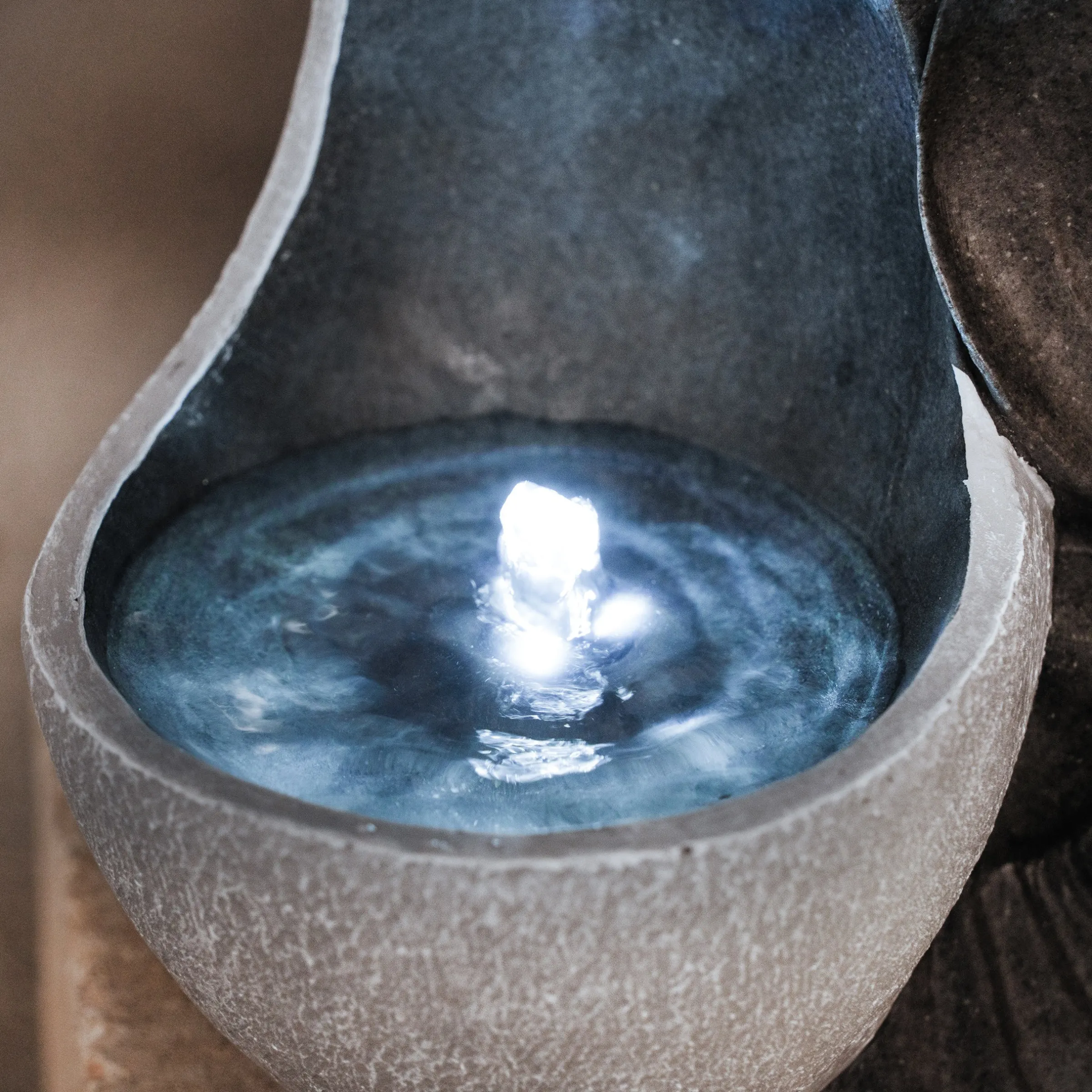 Solarbrunnen Buddha ruhend mit beleuchteter Wasserquelle