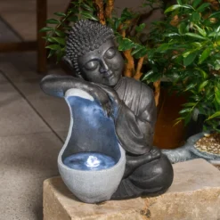 Solarbrunnen Buddha ruhend mit beleuchteter Wasserquelle