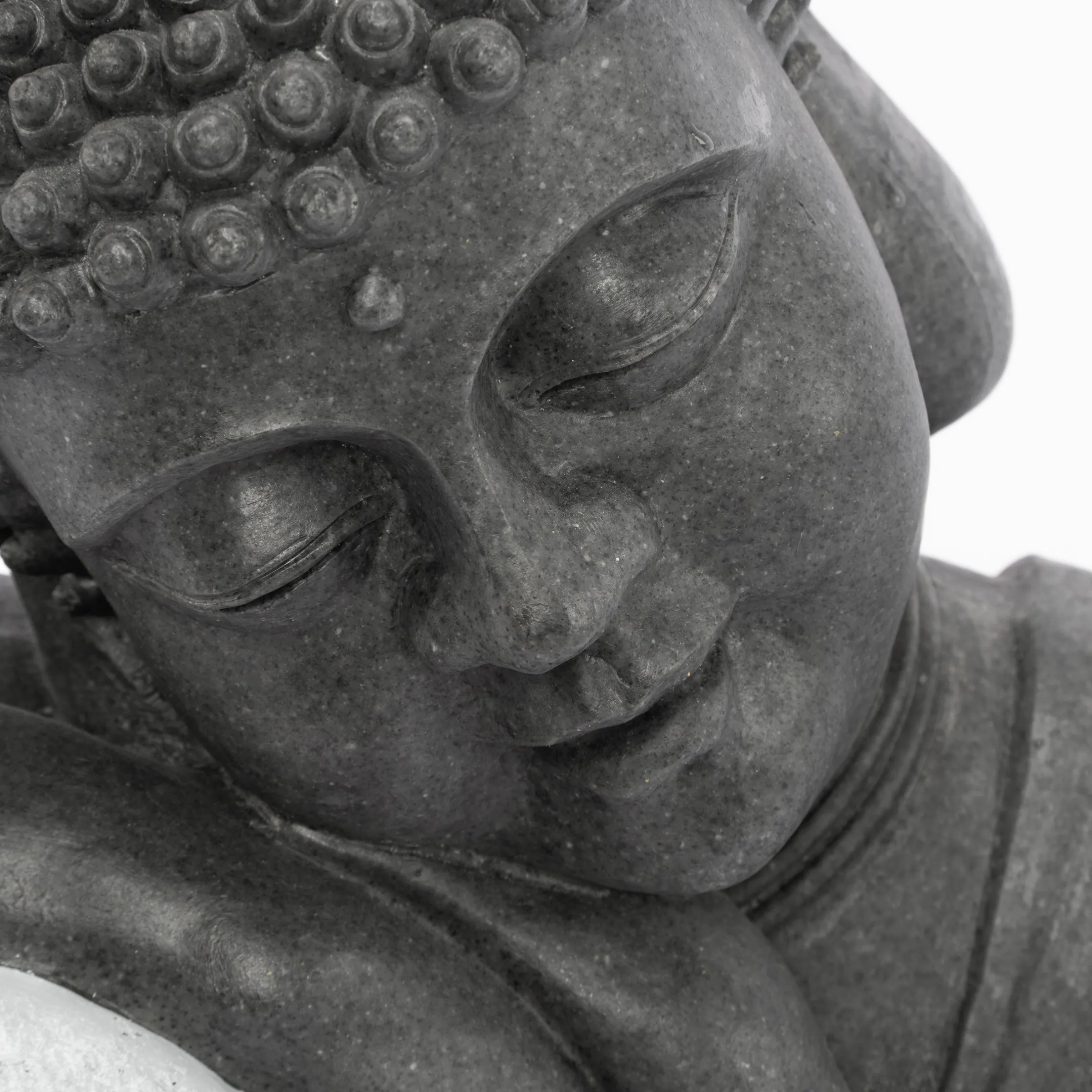 Solarbrunnen Buddha ruhend mit beleuchteter Wasserquelle