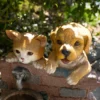 Solarbrunnen Hundewelpe Bruno und Katze Maya am Wasserbrunnen