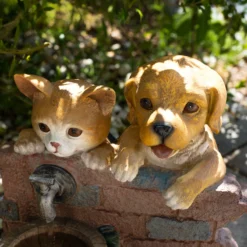 Solarbrunnen Hundewelpe Bruno und Katze Maya am Wasserbrunnen