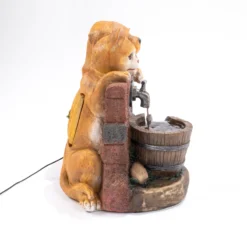 Solarbrunnen Hundewelpe Bruno und Katze Maya am Wasserbrunnen