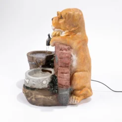 Solarbrunnen Hundewelpe Bruno und Katze Maya am Wasserbrunnen