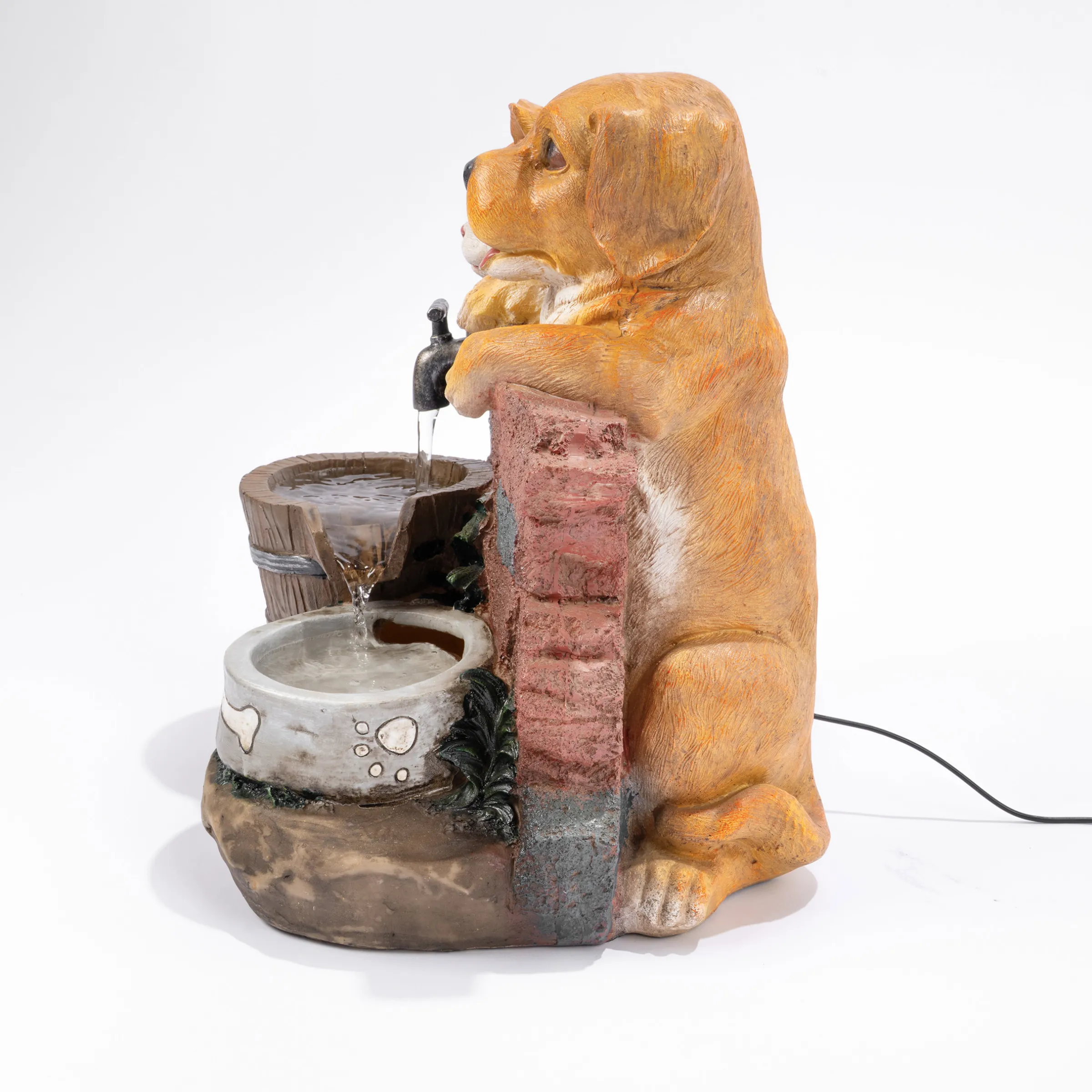Solarbrunnen Hundewelpe Bruno und Katze Maya am Wasserbrunnen