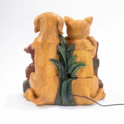 Solarbrunnen Hundewelpe Bruno und Katze Maya am Wasserbrunnen