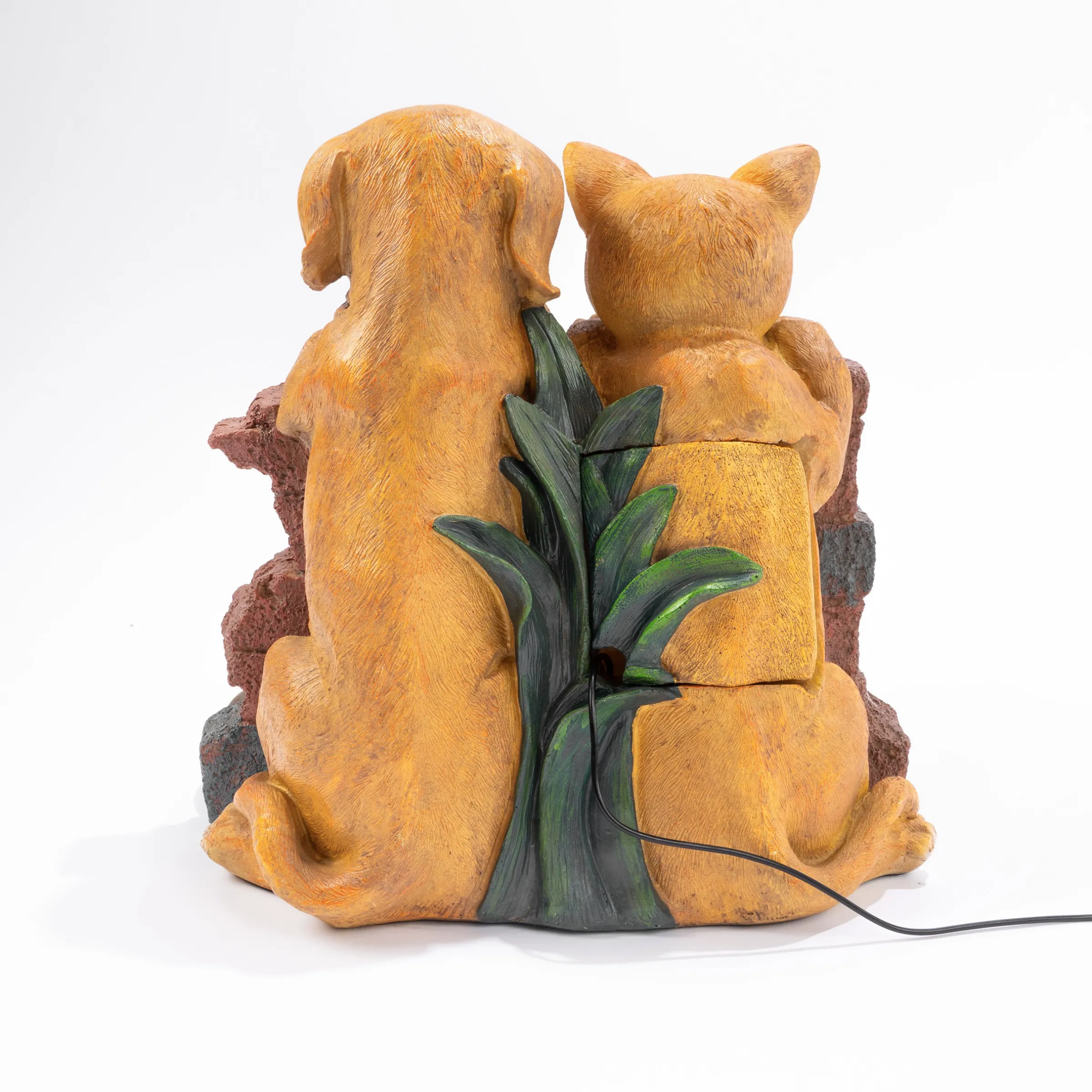 Solarbrunnen Hundewelpe Bruno und Katze Maya am Wasserbrunnen