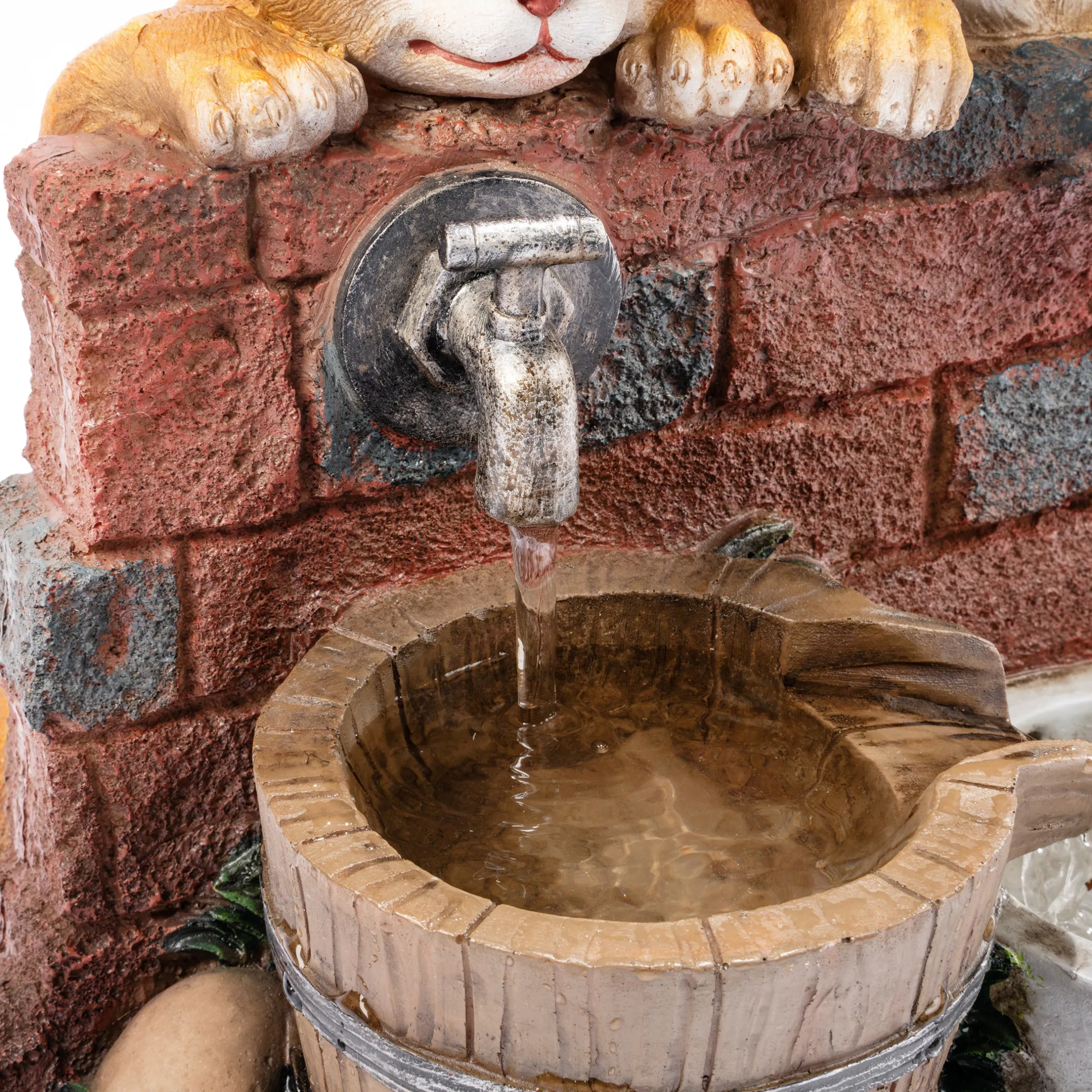 Solarbrunnen Hundewelpe Bruno und Katze Maya am Wasserbrunnen