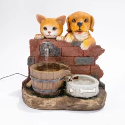 Solarbrunnen Hundewelpe Bruno und Katze Maya am Wasserbrunnen