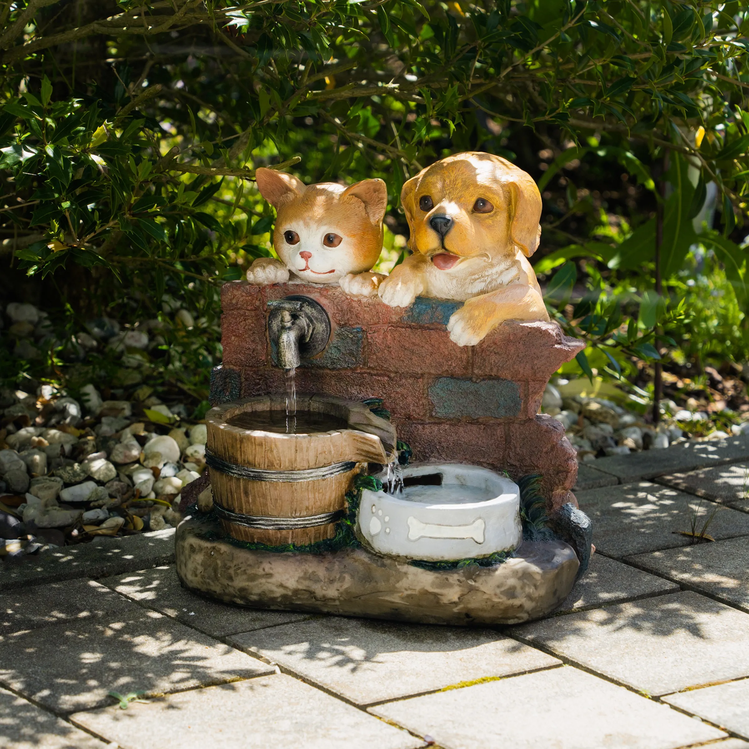 Solarbrunnen Hundewelpe Bruno und Katze Maya am Wasserbrunnen