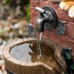 Solarbrunnen Hundewelpe Bruno und Katze Maya am Wasserbrunnen