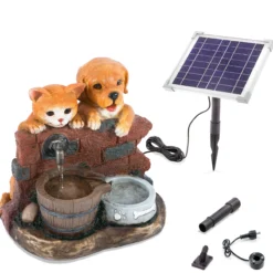 Solarbrunnen Hundewelpe Bruno und Katze Maya am Wasserbrunnen
