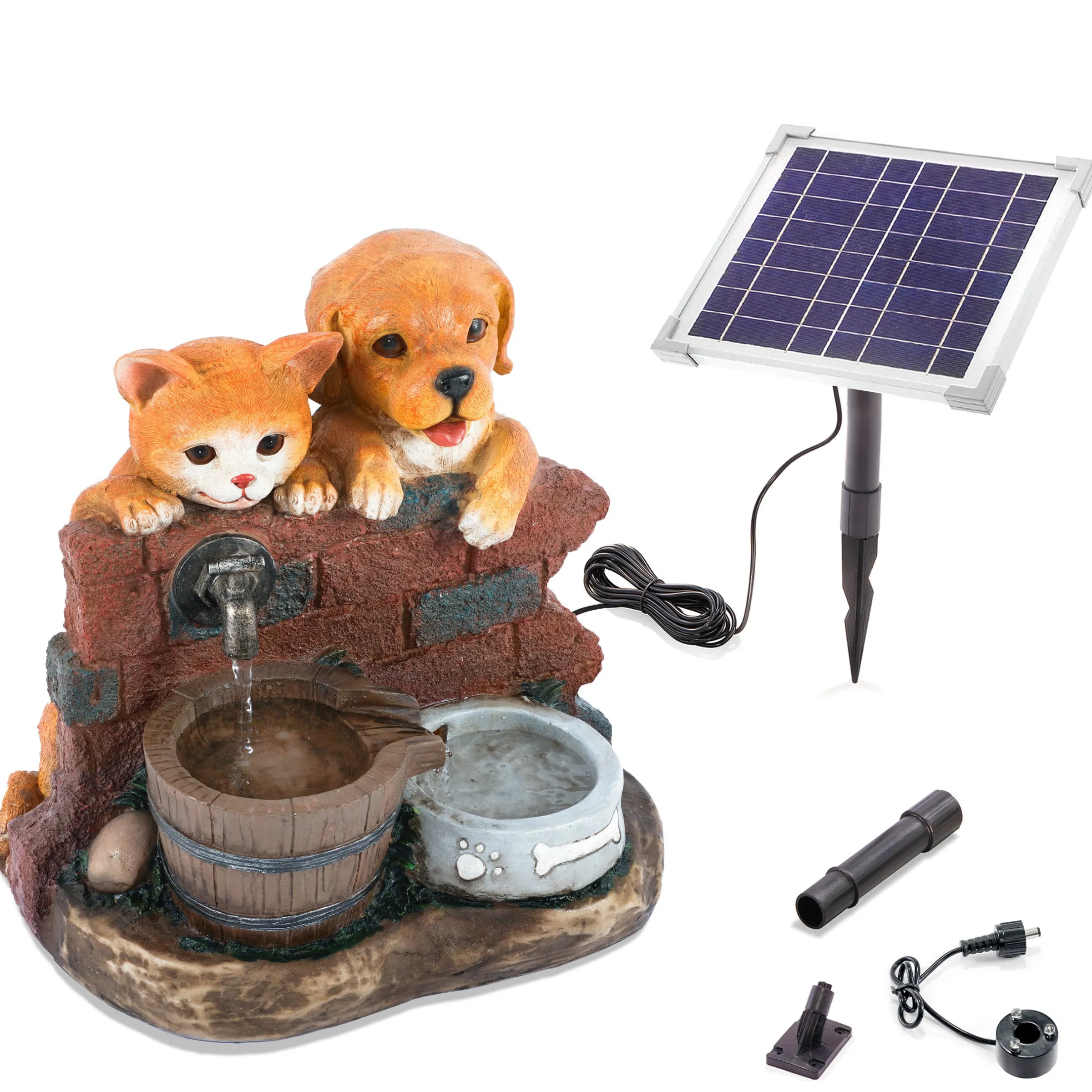 Solarbrunnen Hundewelpe Bruno und Katze Maya am Wasserbrunnen