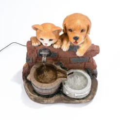Solarbrunnen Hundewelpe Bruno und Katze Maya am Wasserbrunnen