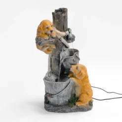 Solarbrunnen Hundewelpen Milo und Buddy an beleuchteter Wasserquelle
