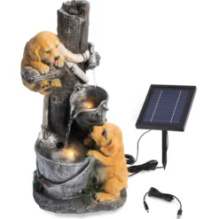 Solarbrunnen Hundewelpen Milo und Buddy an beleuchteter Wasserquelle