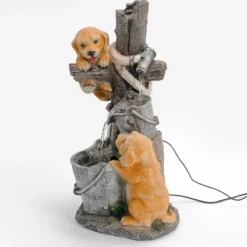 Solarbrunnen Hundewelpen Milo und Buddy an beleuchteter Wasserquelle