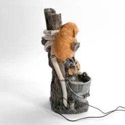 Solarbrunnen Hundewelpen Milo und Buddy an beleuchteter Wasserquelle