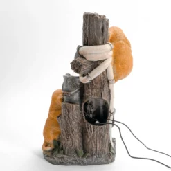 Solarbrunnen Hundewelpen Milo und Buddy an beleuchteter Wasserquelle