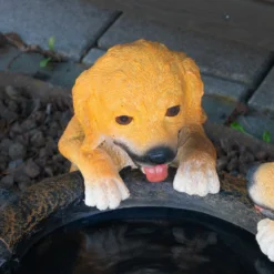 Solarbrunnen Hundewelpen Milo und Buddy am Brunnen mit LED Licht
