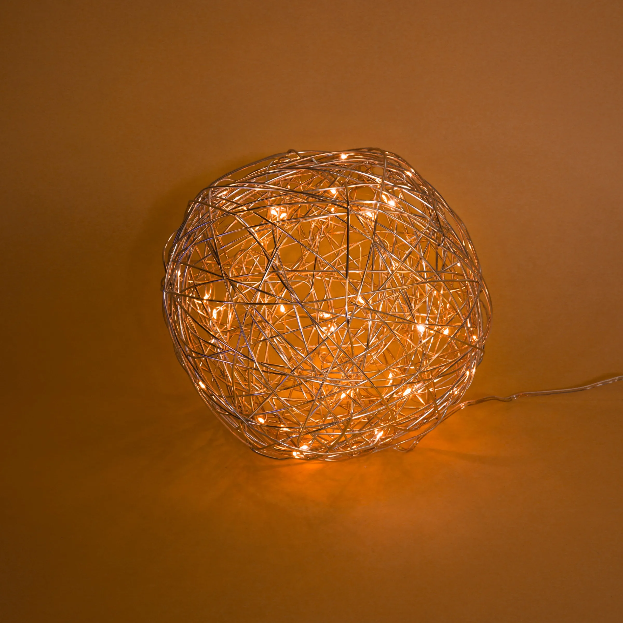 Solar Deko-Drahtkugel ⌀ 25 cm mit 50 bernsteinfarben LEDs
