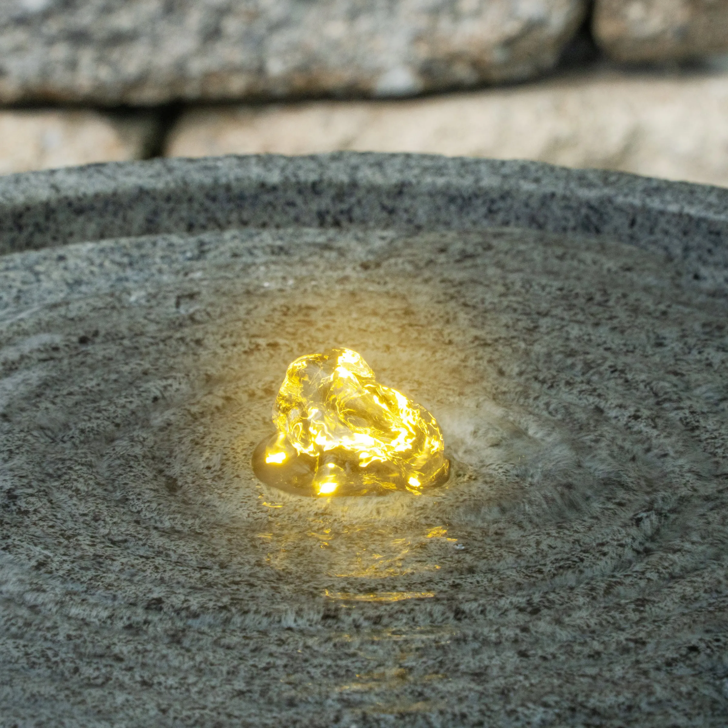 Solar Designbrunnen mit sitzendem Vogelpaar und LED Beleuchtung