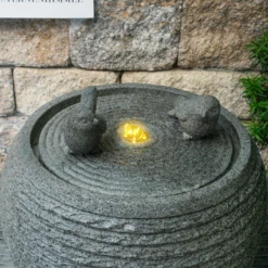 Solar Designbrunnen mit sitzendem Vogelpaar und LED Beleuchtung