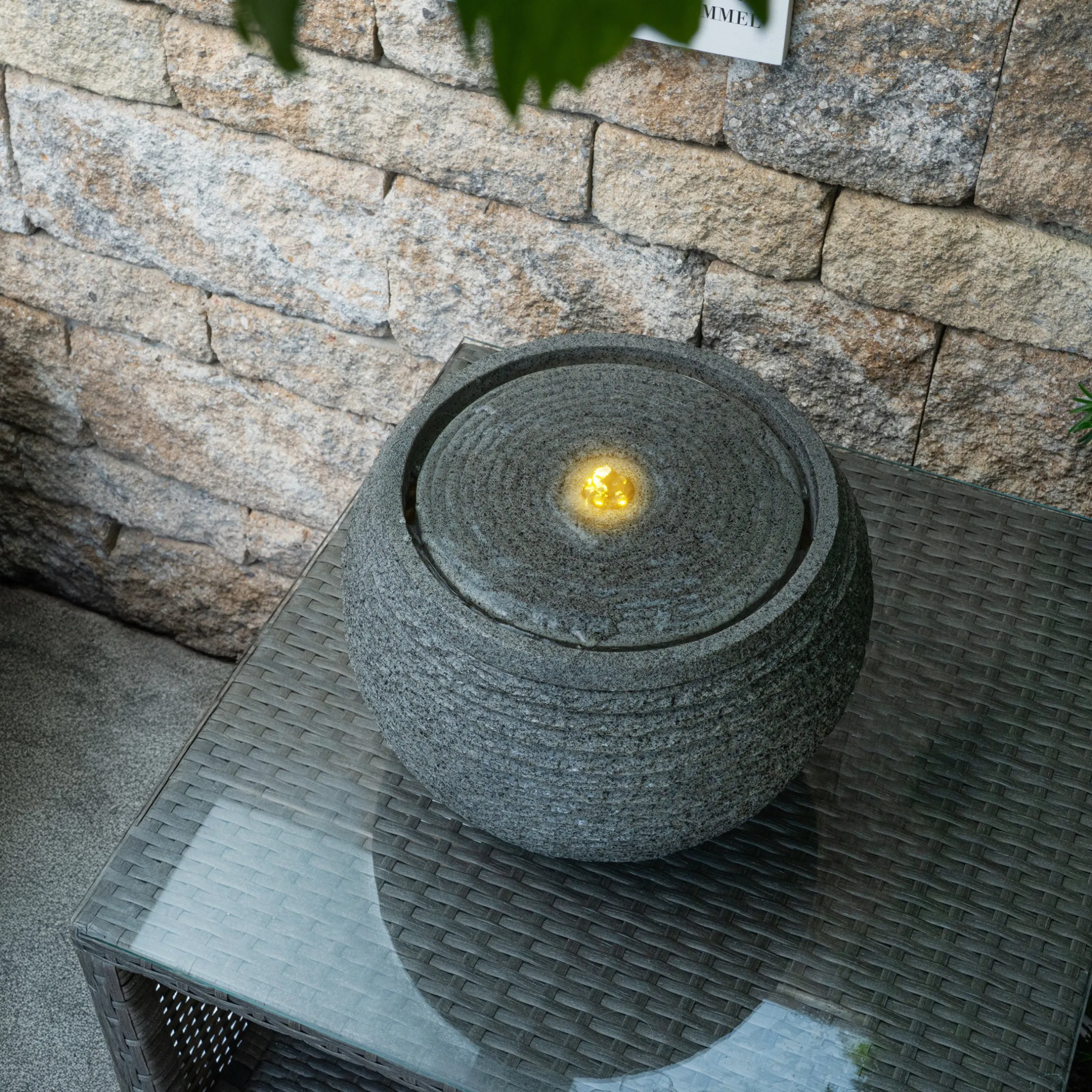 Solar Designbrunnen mit sitzendem Vogelpaar und LED Beleuchtung