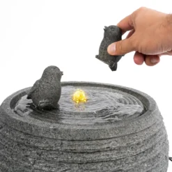 Solar Designbrunnen mit sitzendem Vogelpaar und LED Beleuchtung
