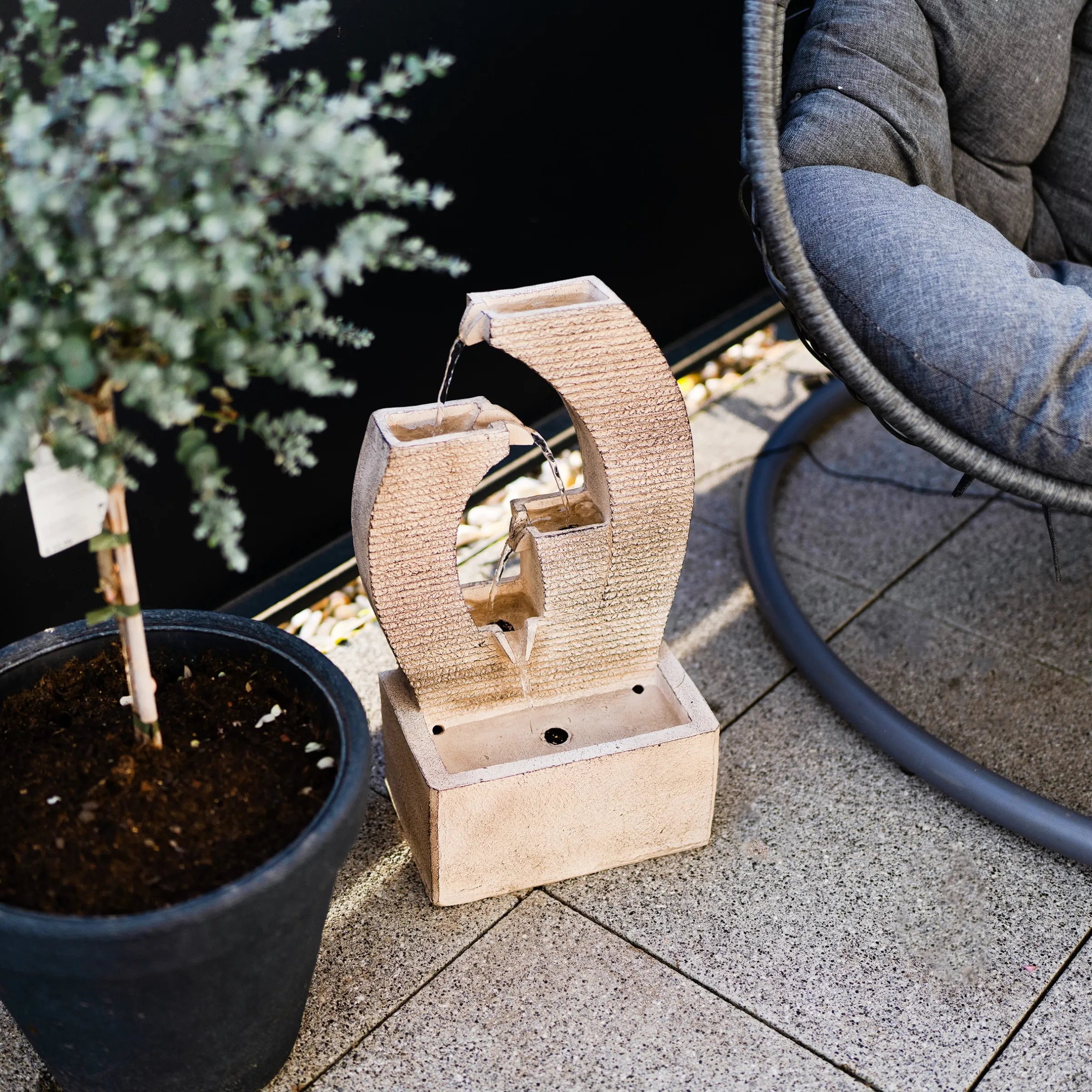 Solar Design Gartenbrunnen mit Wasserlauf und LED Licht