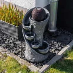 Solar Design Gartenbrunnen mit Wasserquelle und Kaskade