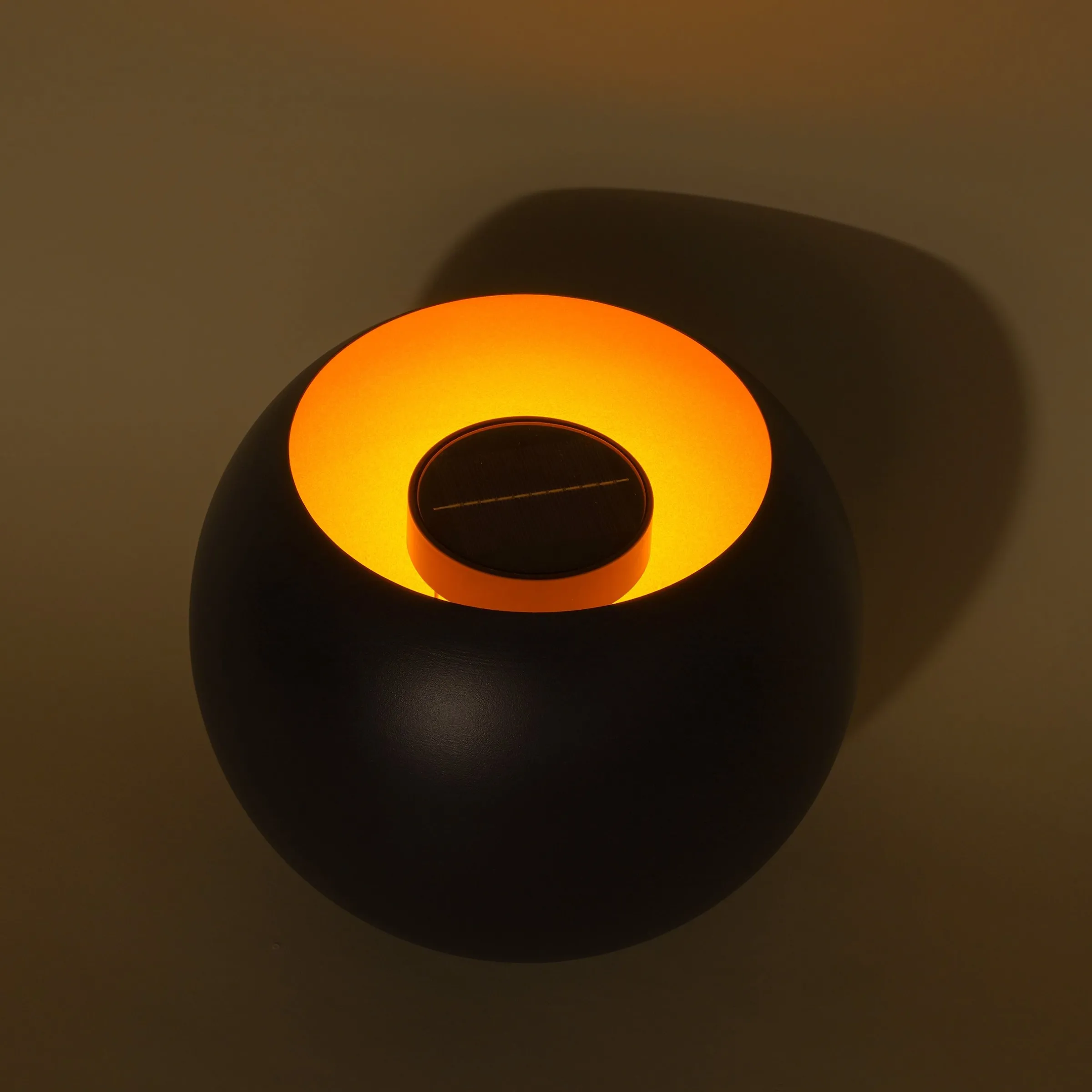 Solar Feuerschale mit realistischem Flammeneffekt