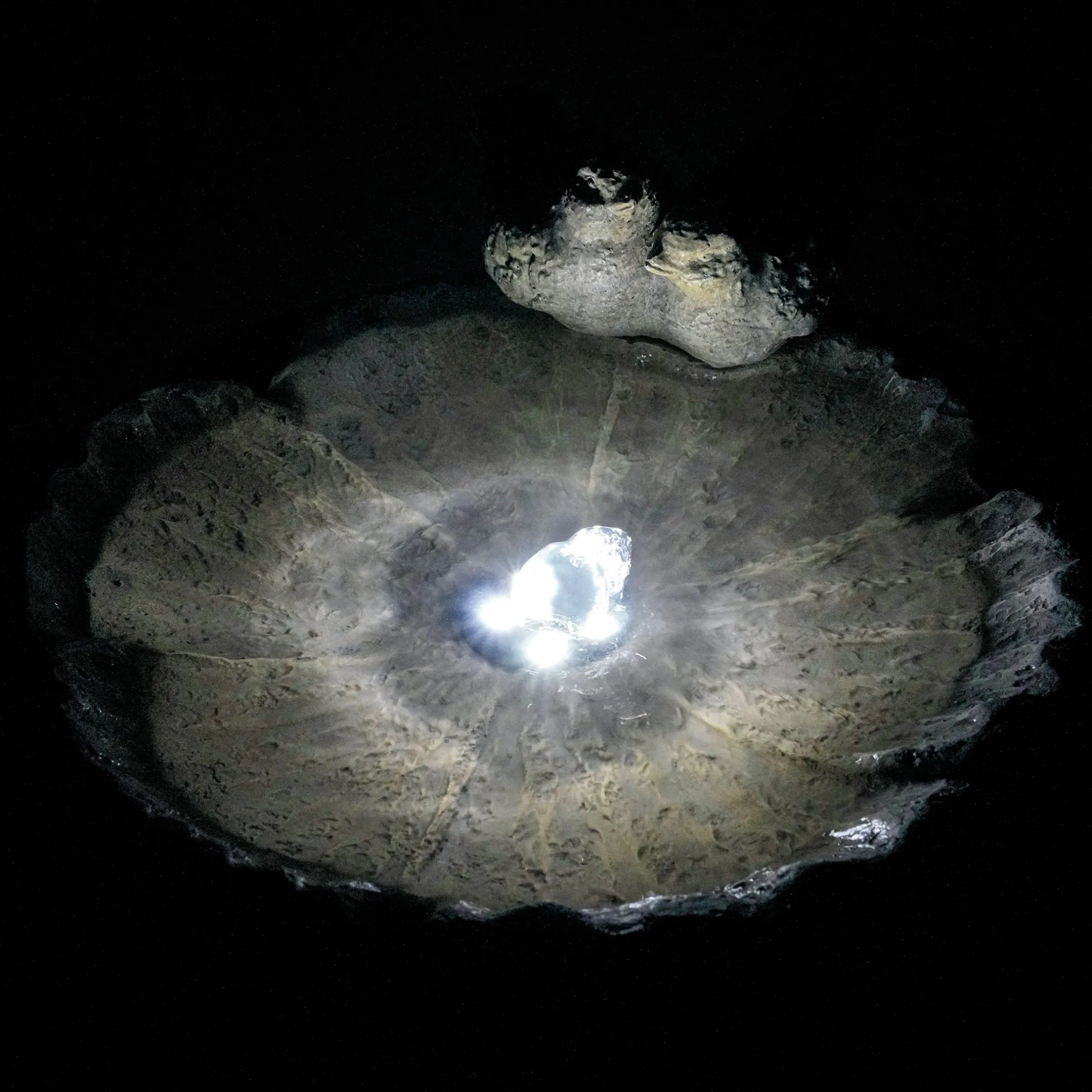 Solar Gartenbrunnen mit Vogelpaar und LED-Beleuchtung