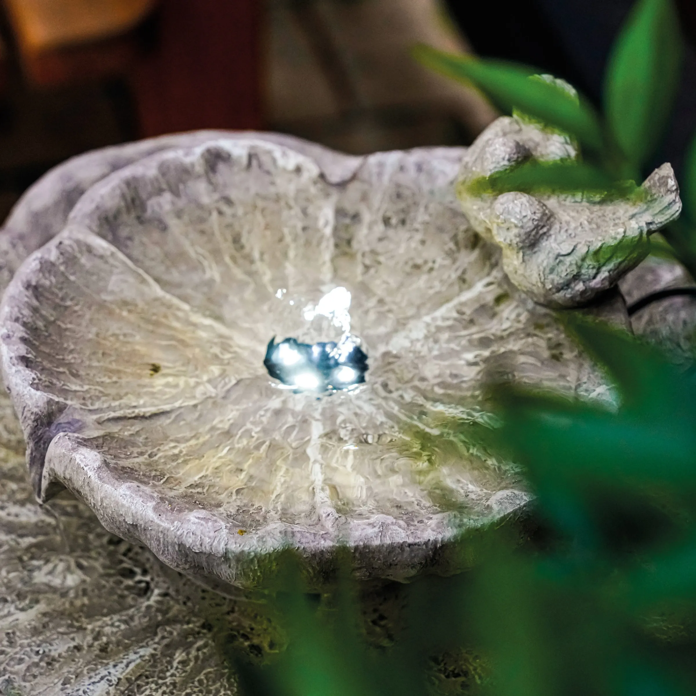 Solar Gartenbrunnen mit Vogelpaar und LED-Beleuchtung