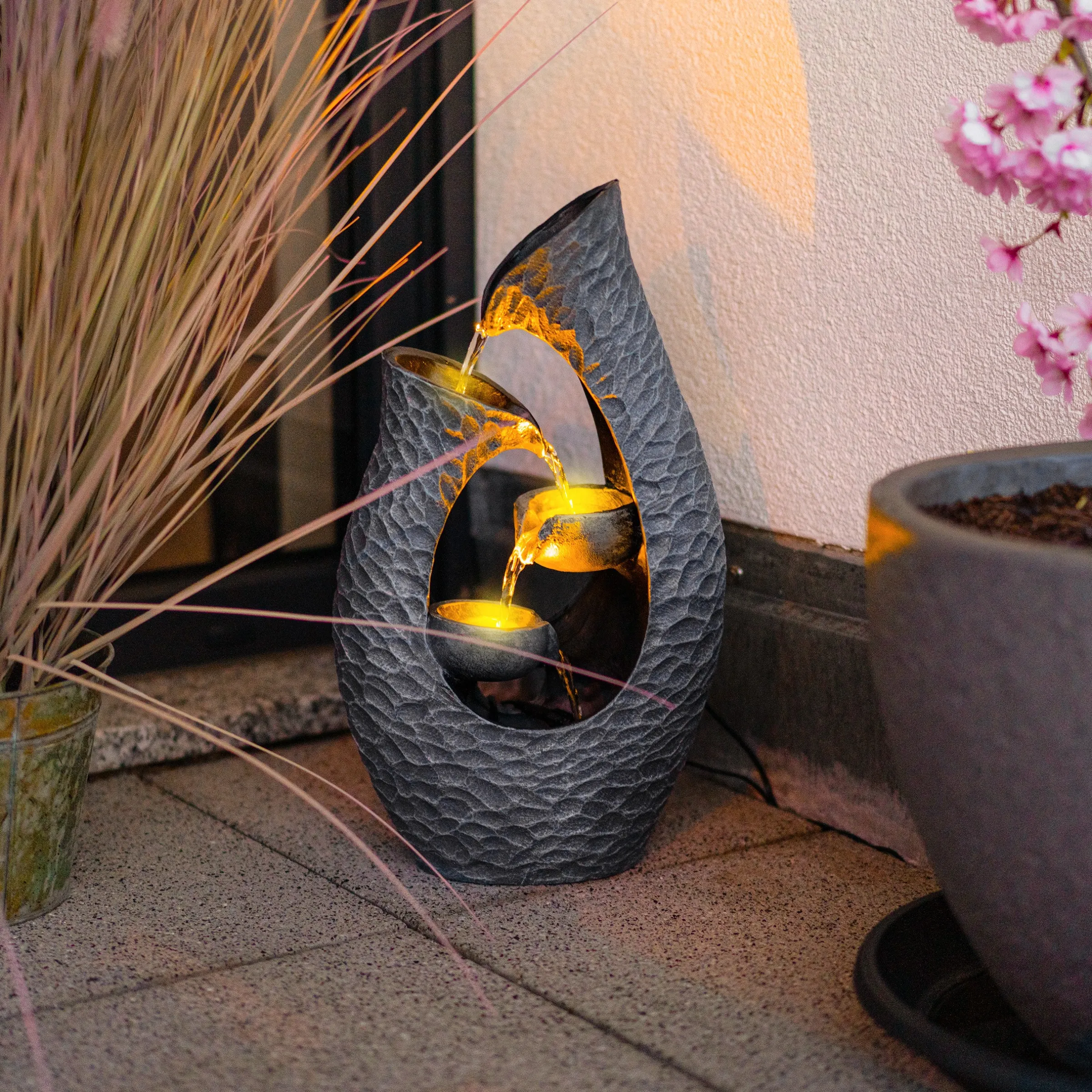 Solar Kaskadenbrunnen im Granit Steindesign mit LED Licht