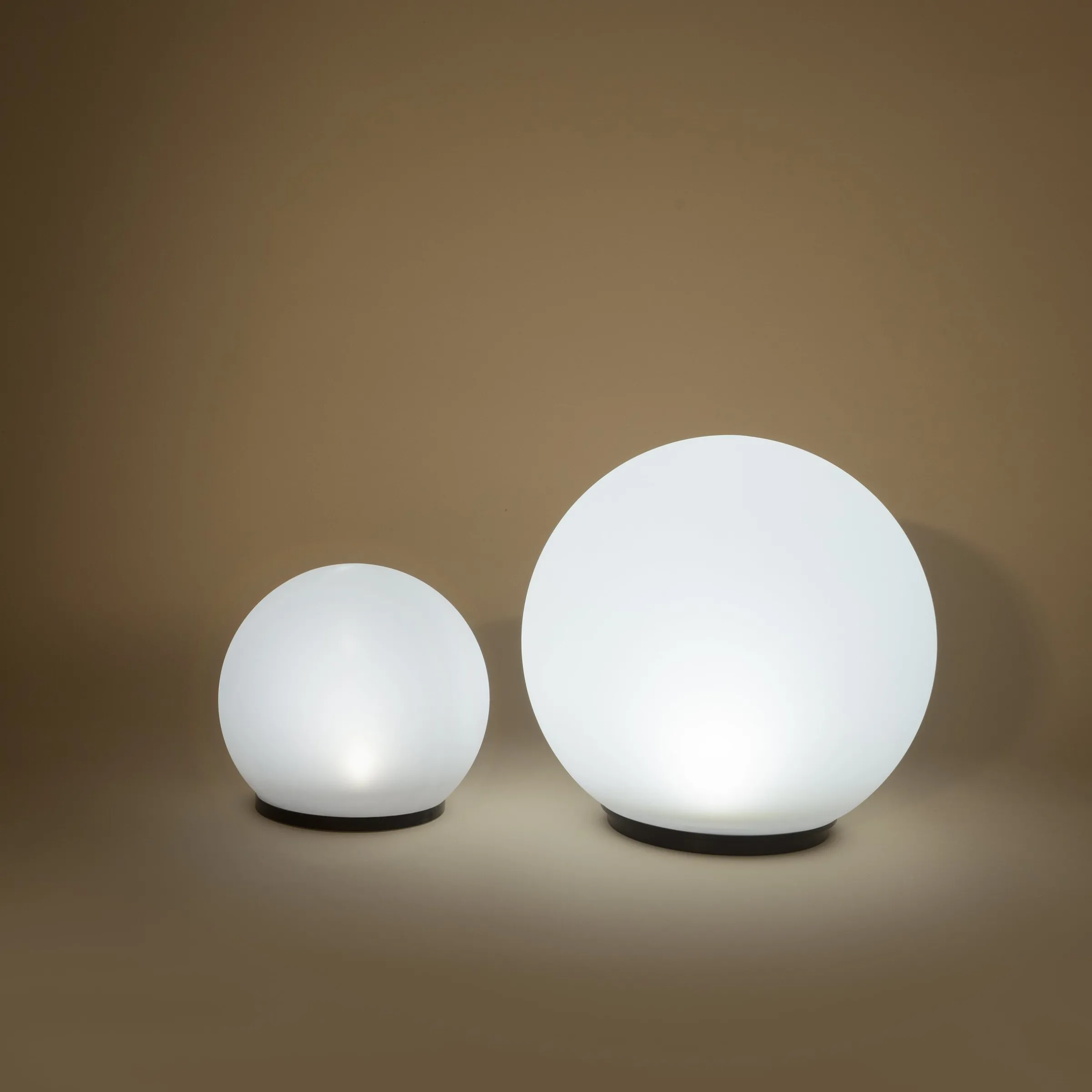 Solar Leuchtkugelset Basic ⌀ 20 & 30 cm mit 7 Lichtfarben