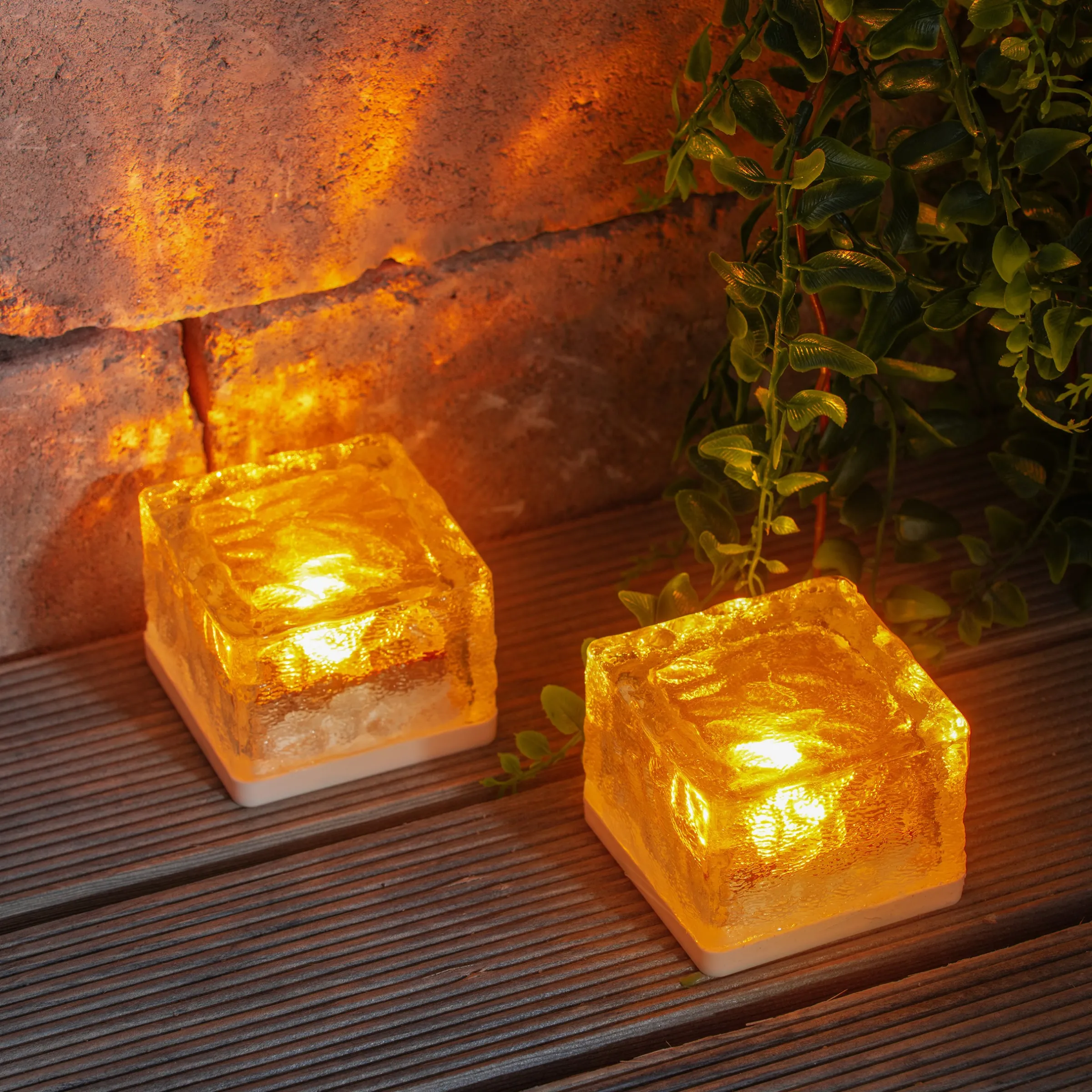 Solar Leuchtstein 2er Set mit bernstein LED-Licht
