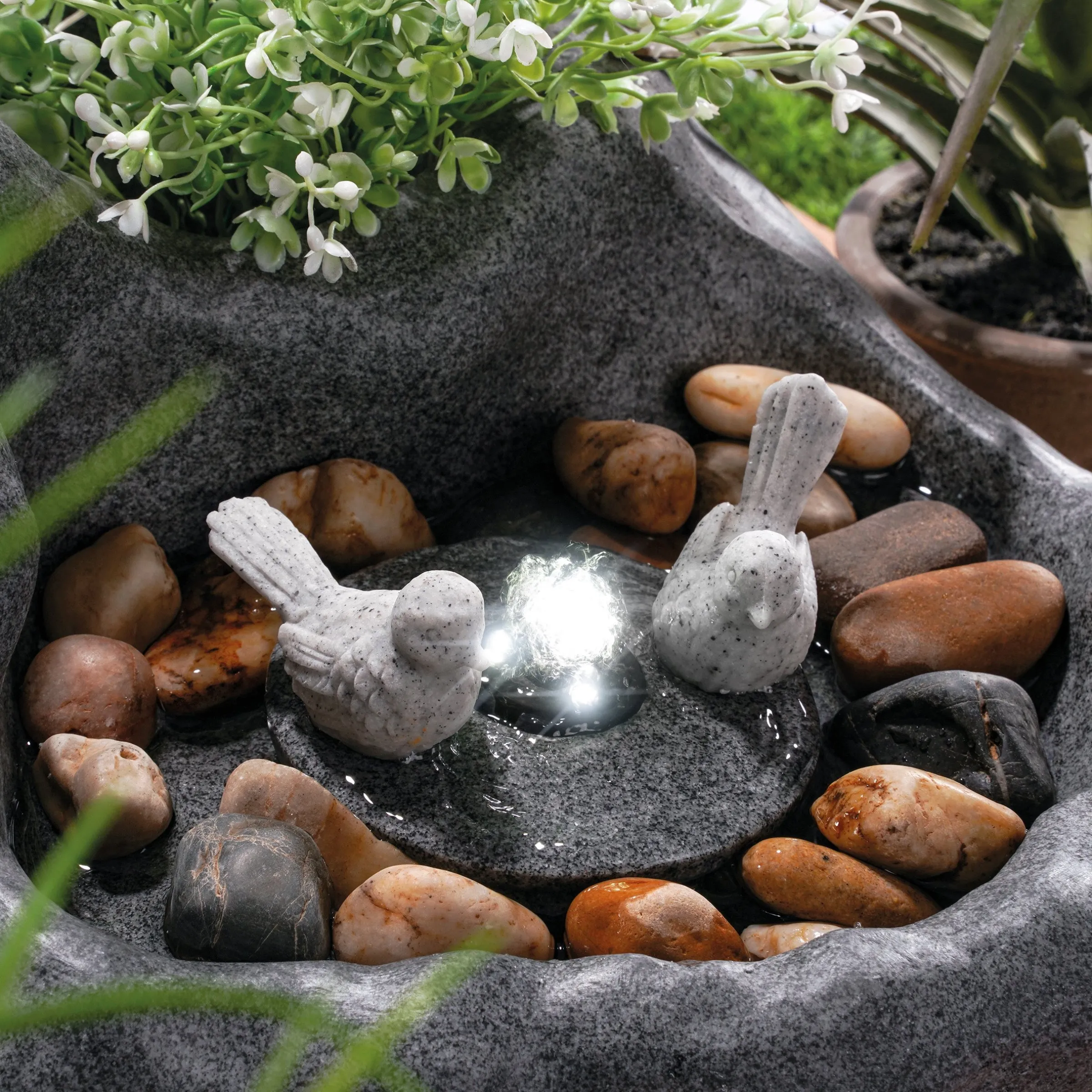 Solar Vogelbadbrunnen dunkel mit LED-Beleuchtung