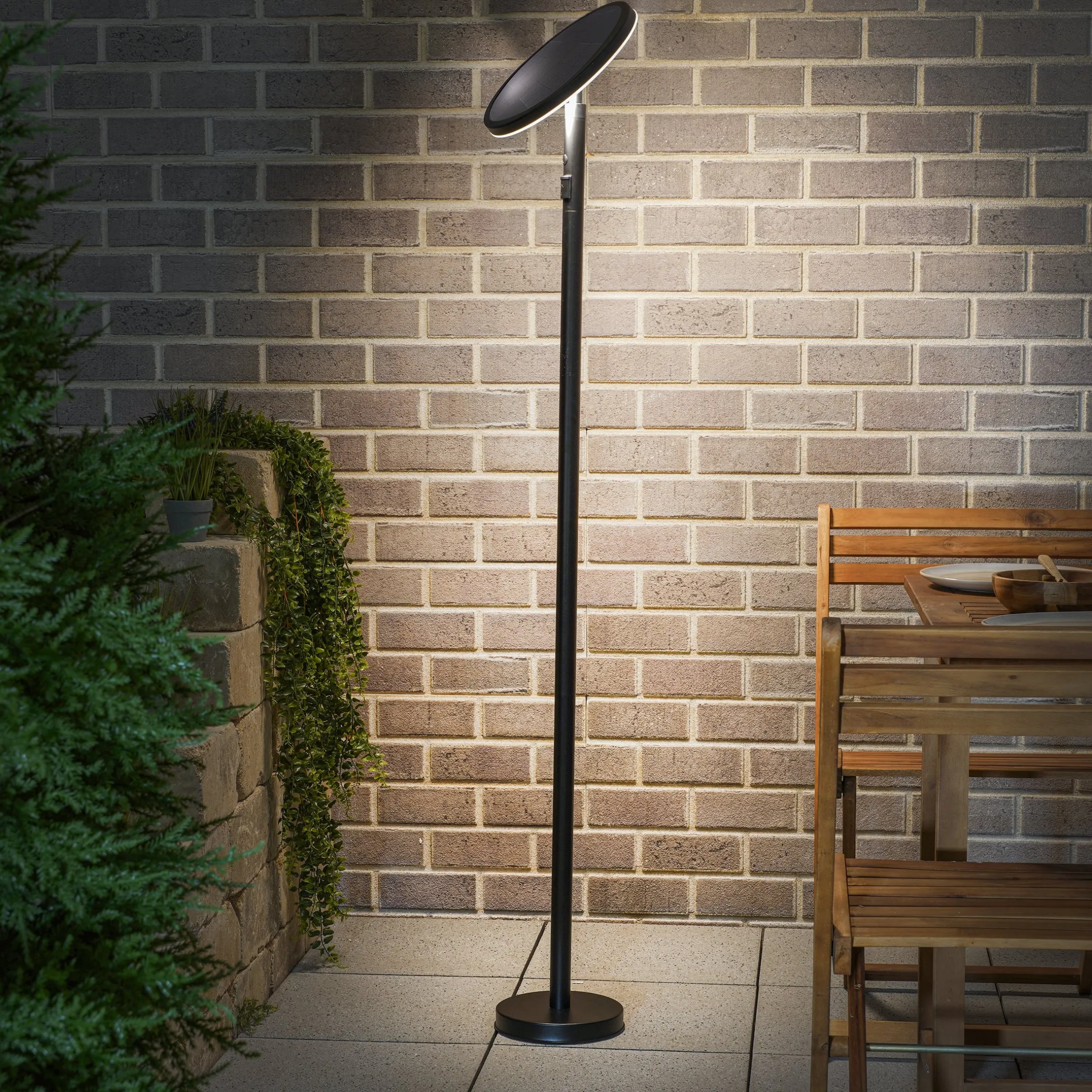 Vielseitige Solar Stand- und Leseleuchte Emilia 150 cm