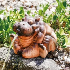 Wasserspeier-Figur sitzendes Flusspferd Hippo