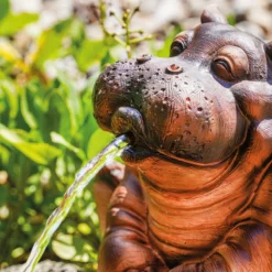 Wasserspeier-Figur sitzendes Flusspferd Hippo