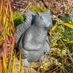Wasserspeier-Figur sitzendes Eichhörnchen Puschel